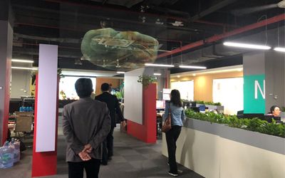圖中所示為炫之風研發的全息紗幕投影系統